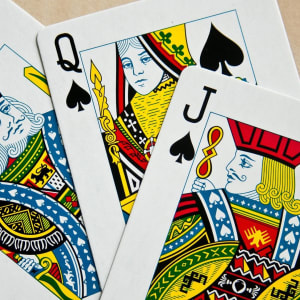 Trīs kāršu pokera noteikumi un stratēģijas
